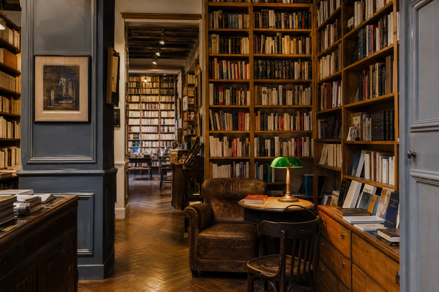 Intérieur chaleureux d'une librairie ancienne parisienne, rayonnages en bois