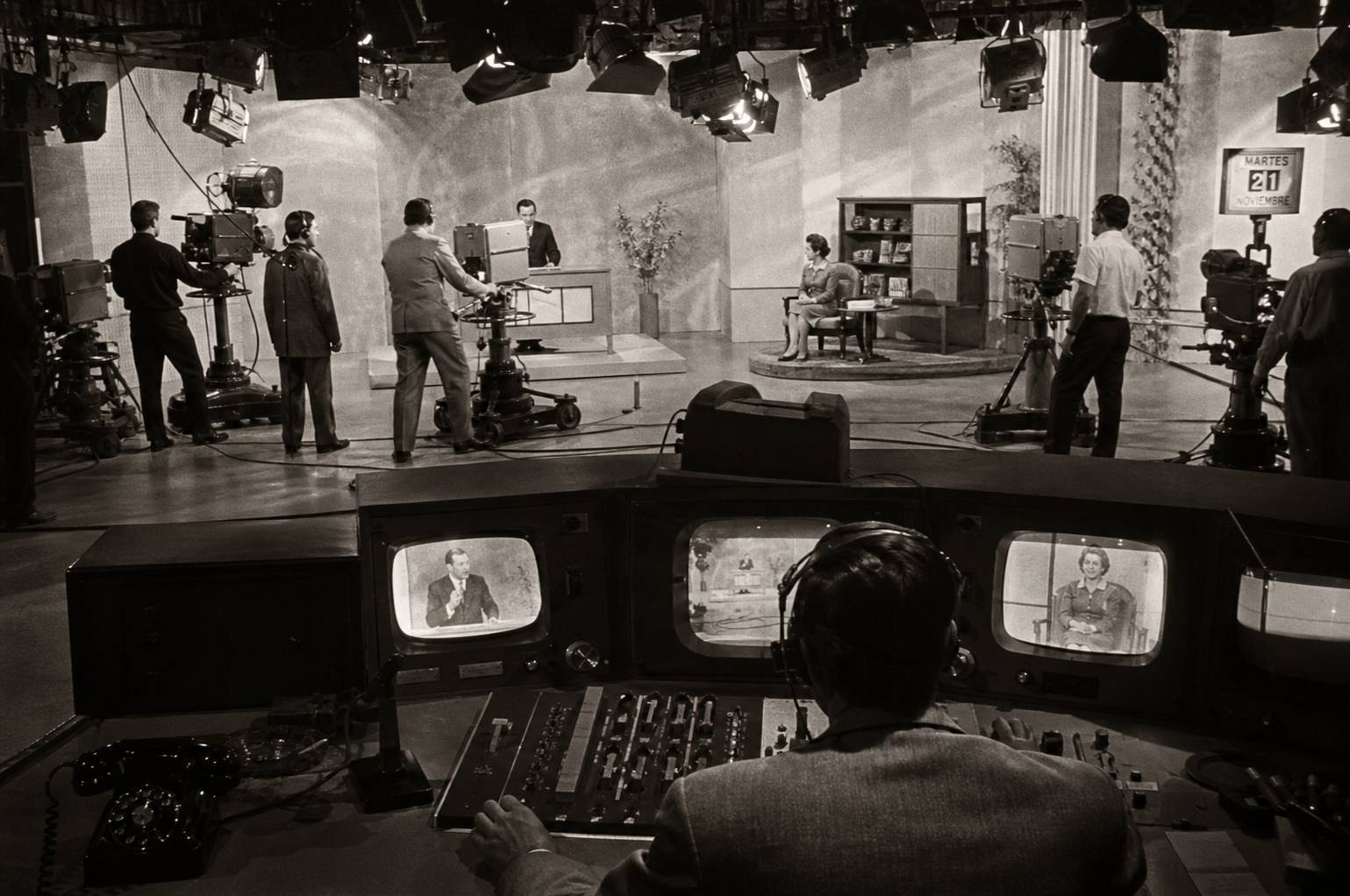 Studio de télévision vintage des années 1960 avec équipement rétro