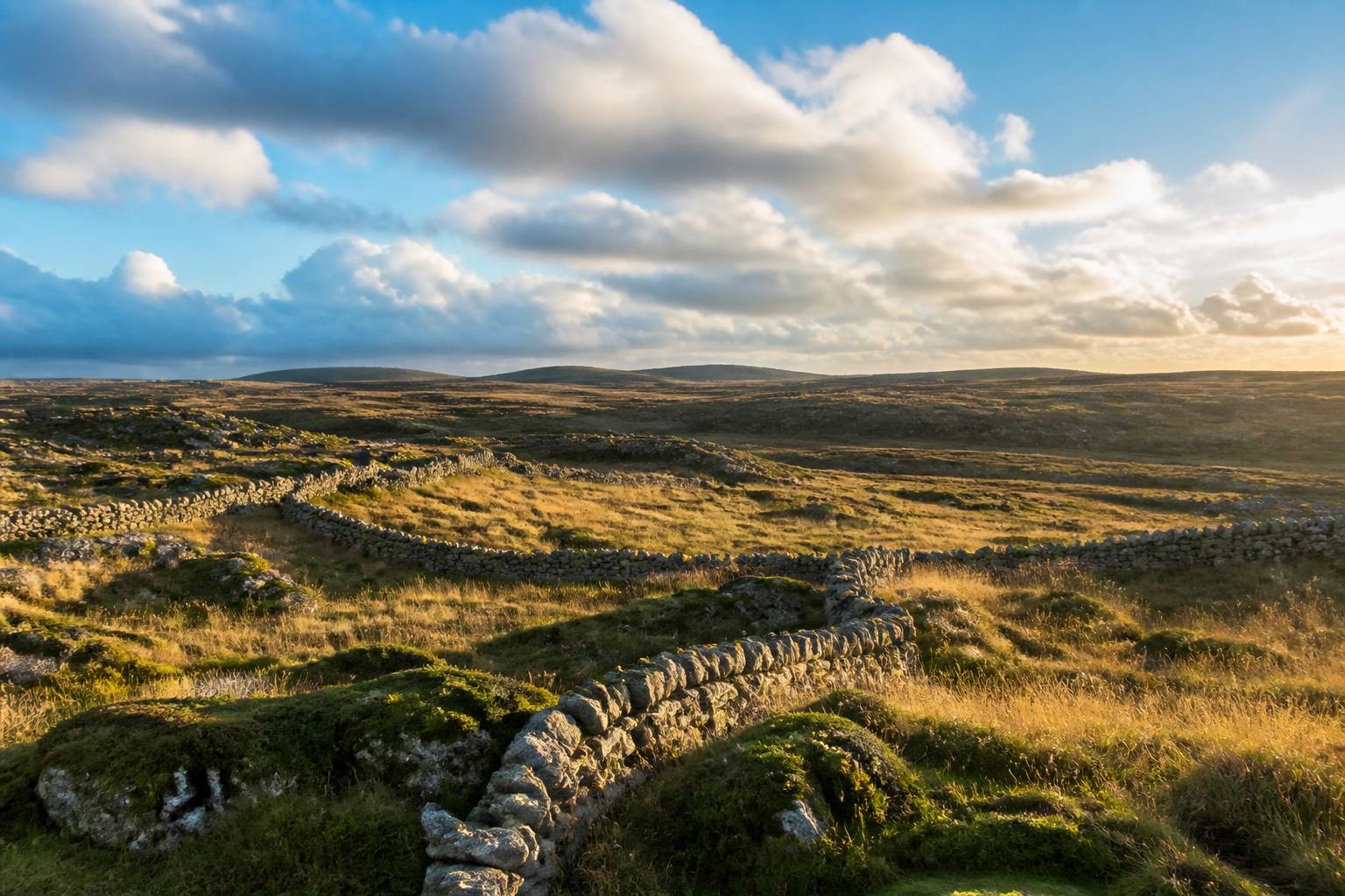 Paysage de tourbière irlandaise sous un ciel changeant